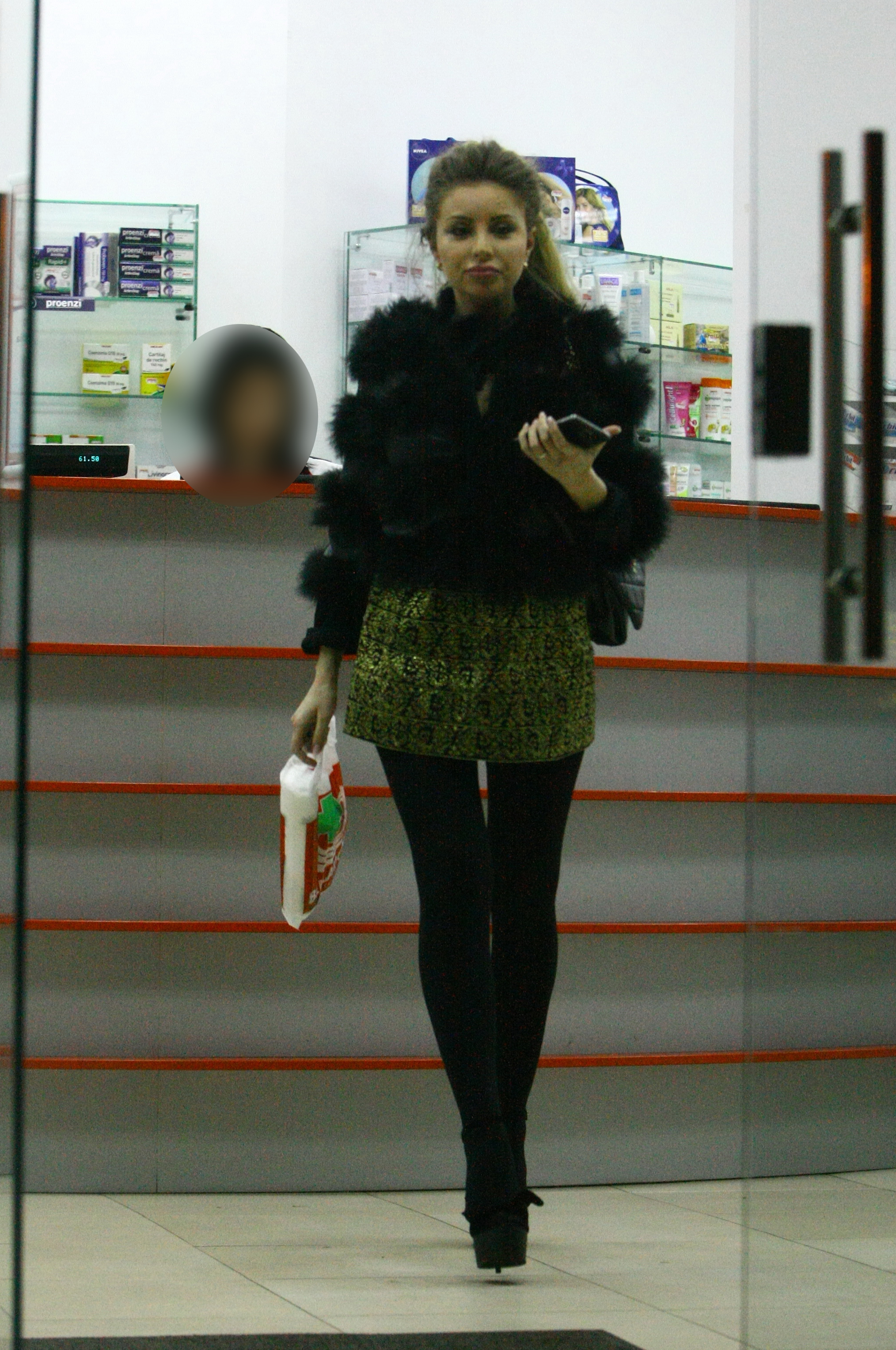 Prezentatoarea TV isi ascunde sarcina sunt o haina de blana larguta