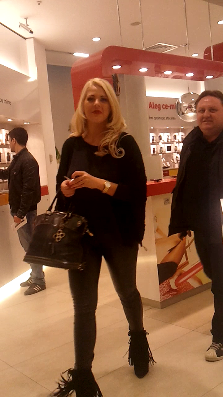 Roxana Nemes a dat uitarii dietele si s-a ingrasat vizibil, incepand sa semene cu iubitul ei, Radu Groza