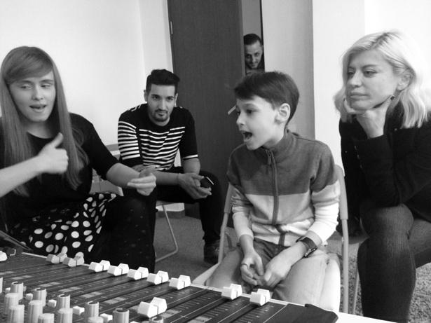 Loredana isi dedica timpul copiilor de la scola ei de muzica