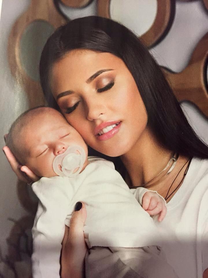 Antonia si Dominic, fiul ei (foto:facebook)