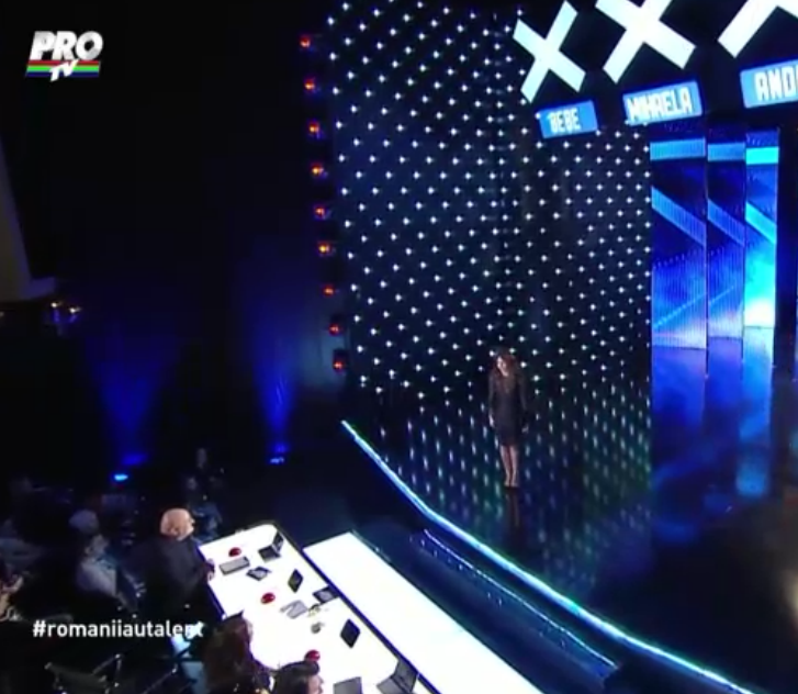 Mihaela si-a tras rochia, dupa ce Andra i-a atras atentia