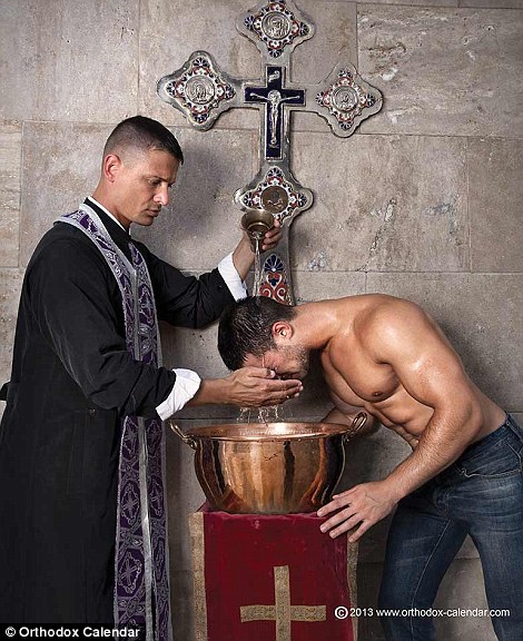 Potrivit presei britanice calendarula re ca scop promovarea mariajului intre persoane de acelasi sex