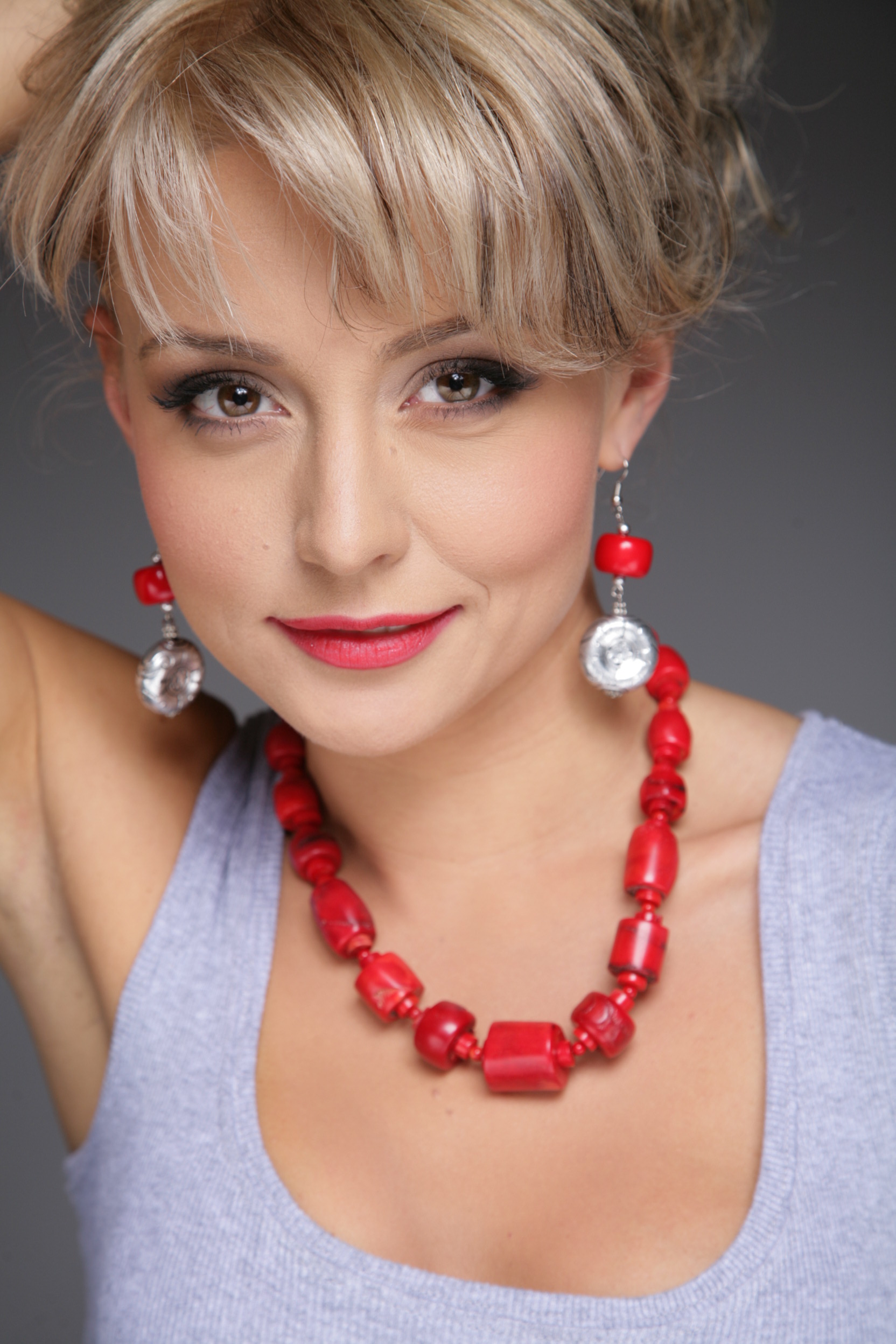 Alexandra foloseste un singur tip de crema de fata