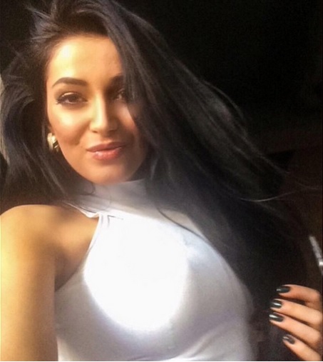 Elena nu reuseste sa scape de problemele pe capre la are cu tenul