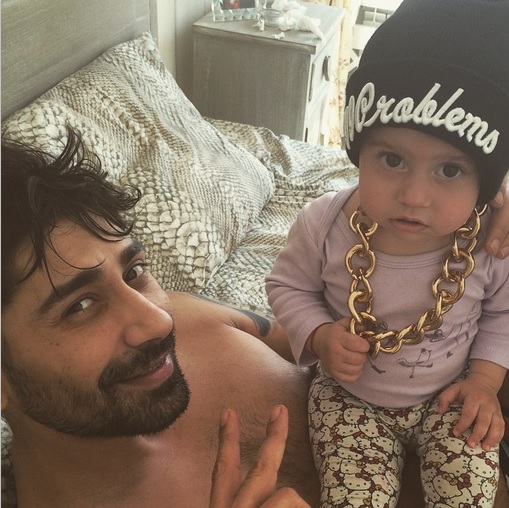 Artistul se distreaza pe seama fiicei sale