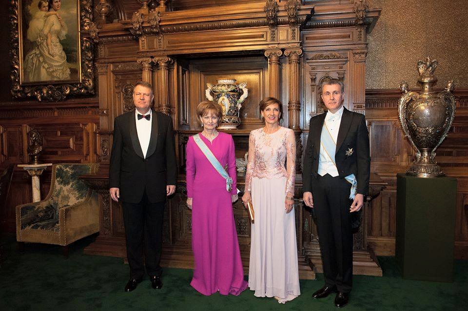 La penultimul eveniment, Carmen Iohannis a ales or ochie potrivita, dar a gresit la capitolul accesorii