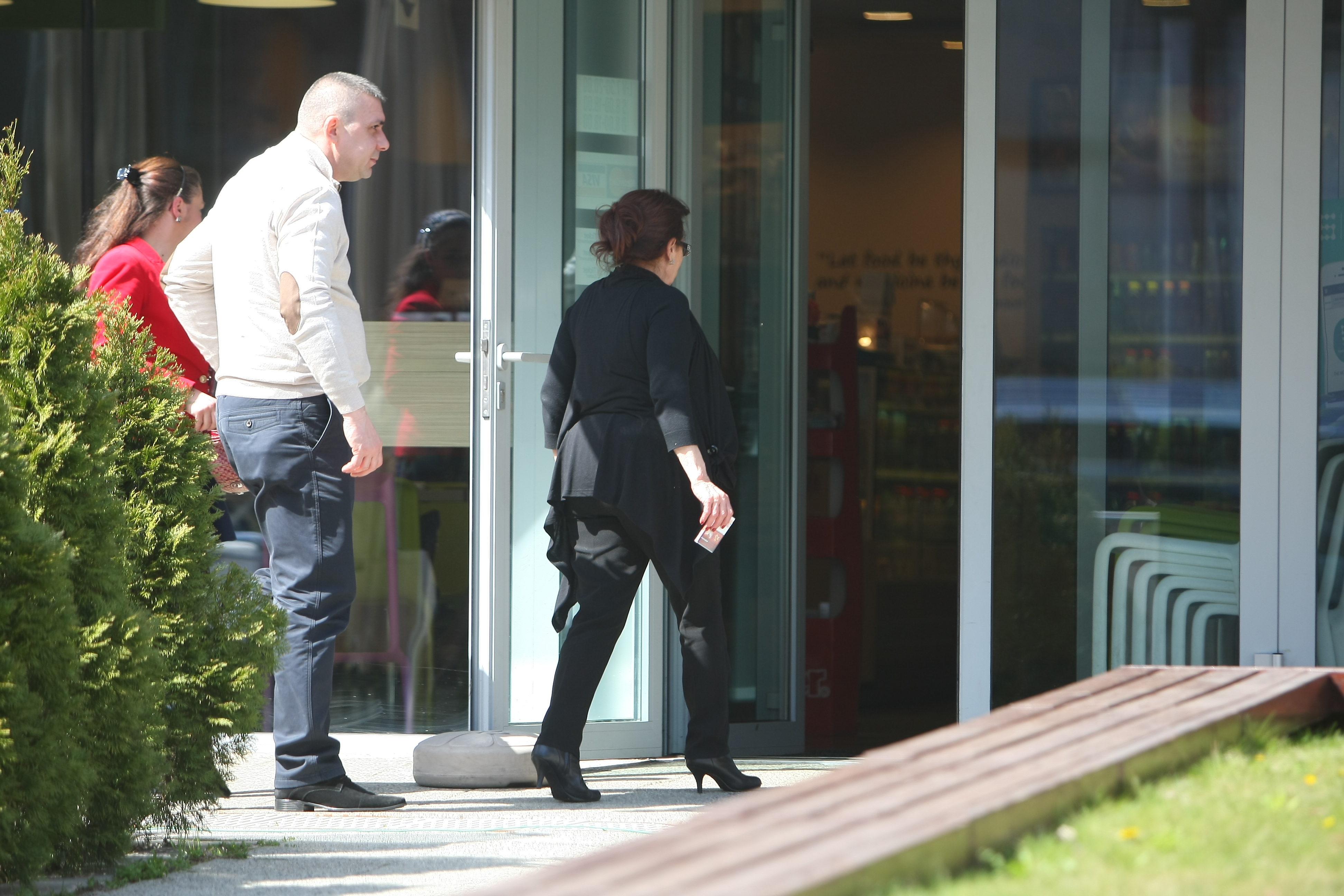 Femeia nu s-a dezlipit de nora ei