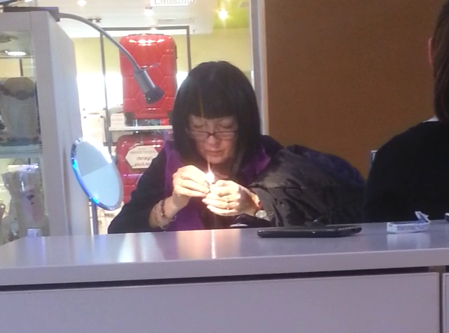 Neti Sandu a studiat de zor un inel, extrem de atenta