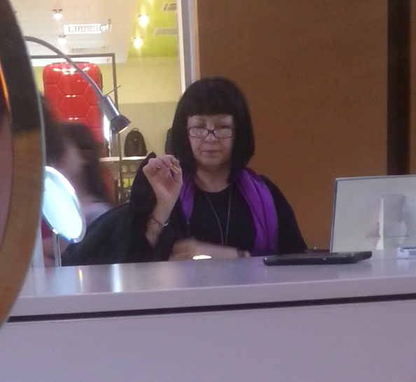 Neti Sandu s-a comportat ca o adevarata specialista, in magazin