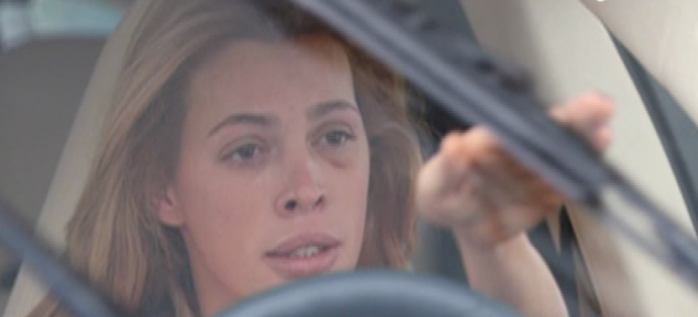 Alina merge des la cabinetul esteticianului pentru a-si rezolva problema cearcanelor. Sursa foto: rtv.net