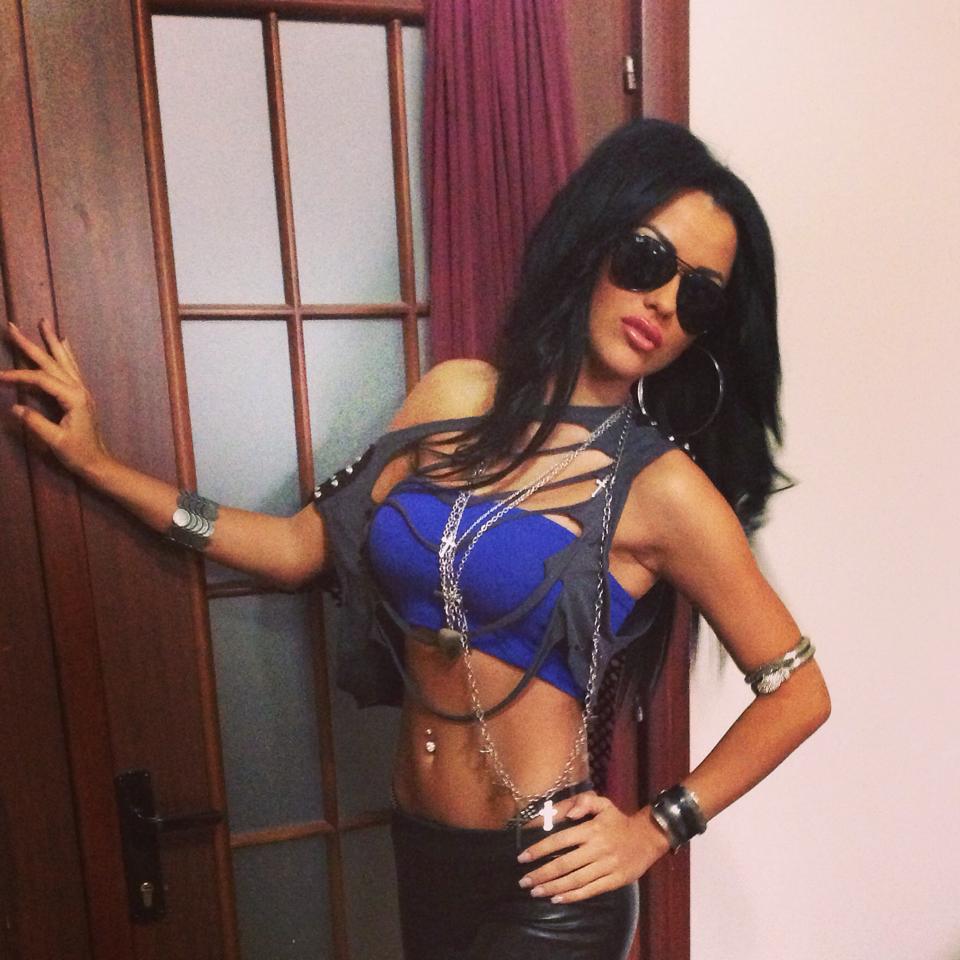 Bruneta pare ca a cam exagerat cu solarul