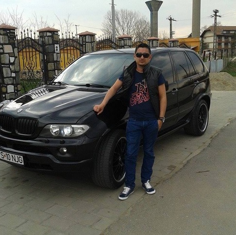 Proxenetul se lauda cu masinile prietenilor