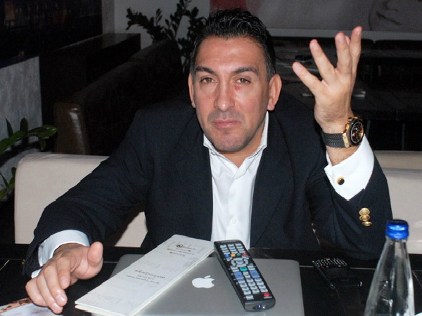 Zilele trecute, au aparut zvonuri potrivit carora Ilie Dumitrescu ar curta-o pe Laurette