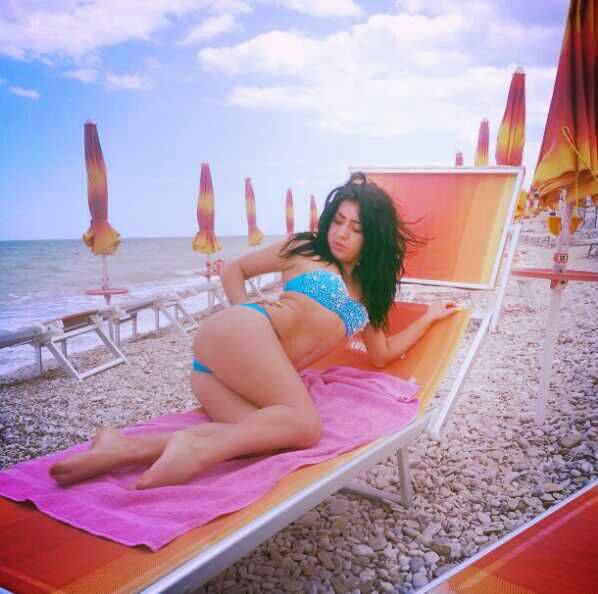 Giulia Voicu arata senzational in costum de baie