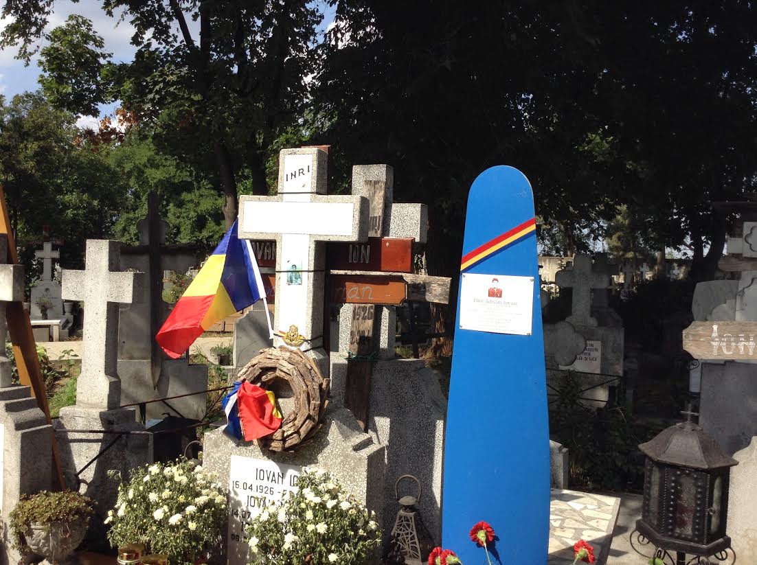 Pe lespedea funerara sunt puse mai multe ghivece de flori