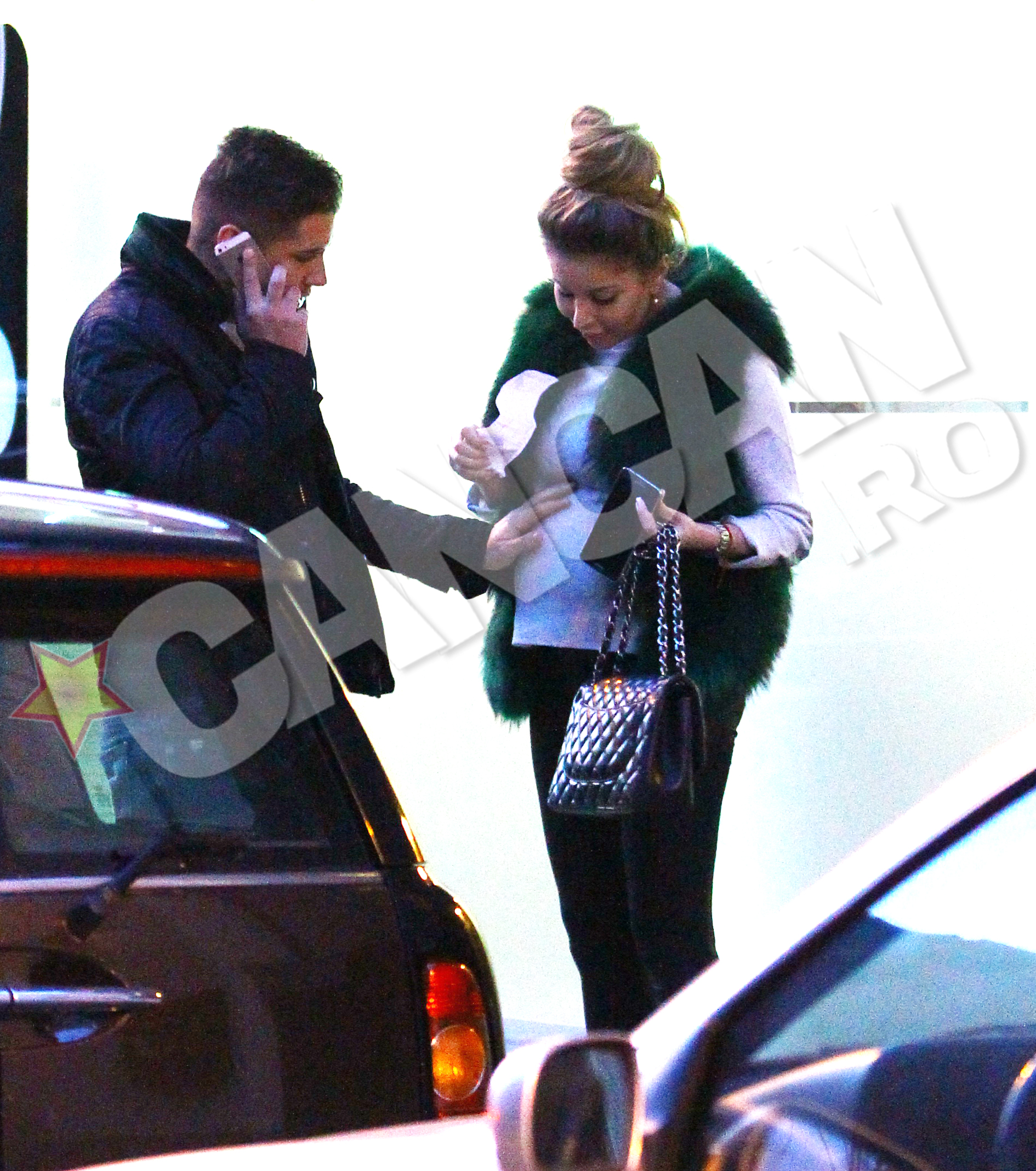 Tanarul mangaie tandru burtica iubitei sale