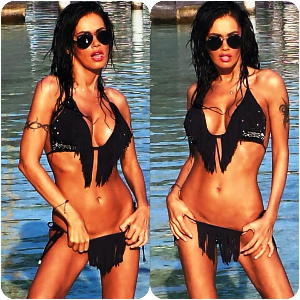 Oana Zavoranu arata impecabil in costum de baie