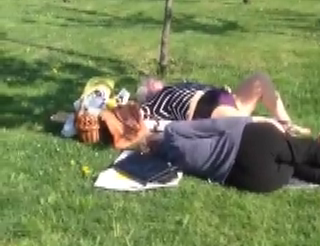 O pensionara s-a dezbracat in parc, sub ochii lumii