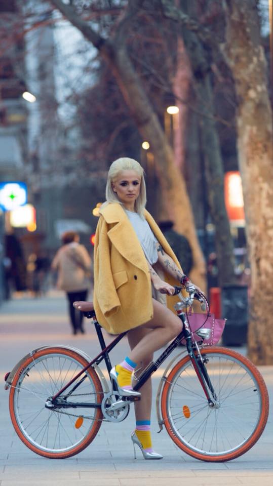 Blonda si-a facut un fashion blog