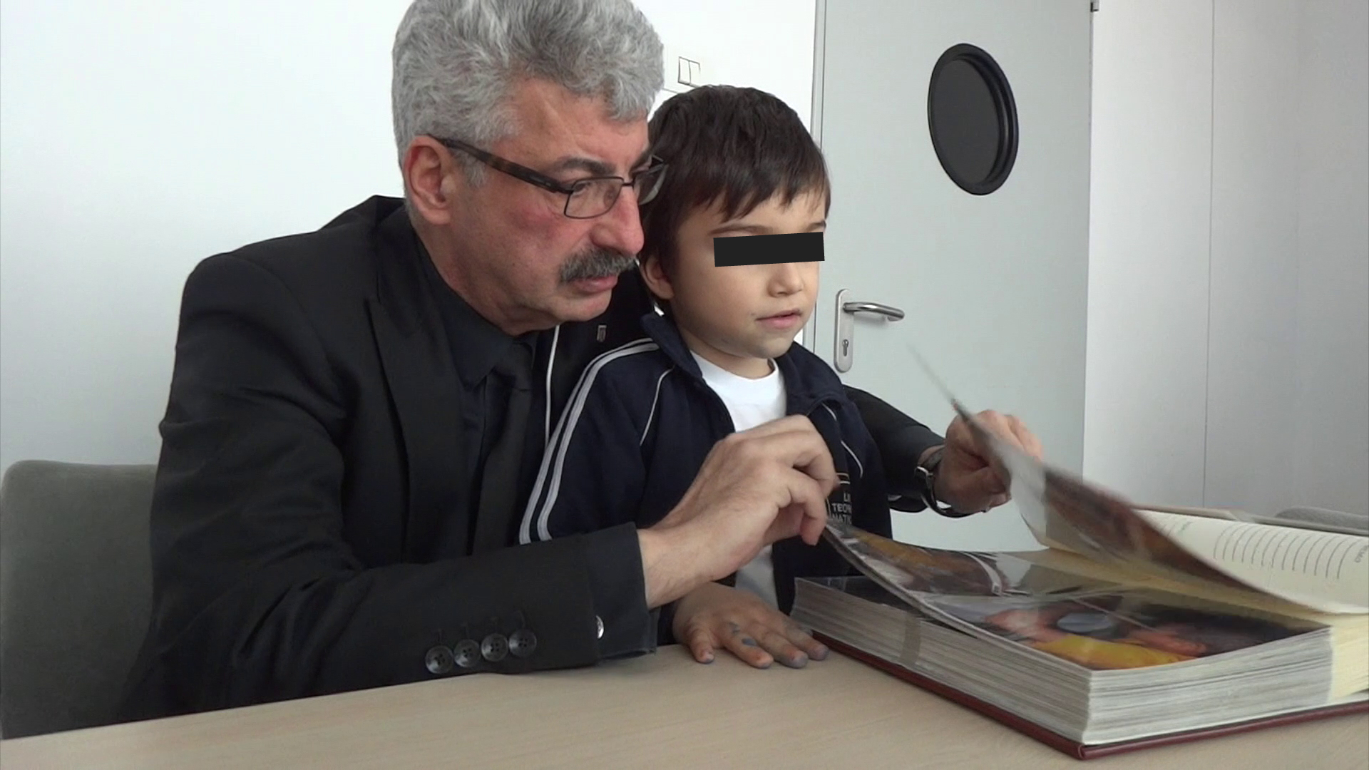 Prigoana si-a vizitat fiul la scoala, unde i-a dus si un album cu poze din vacanta