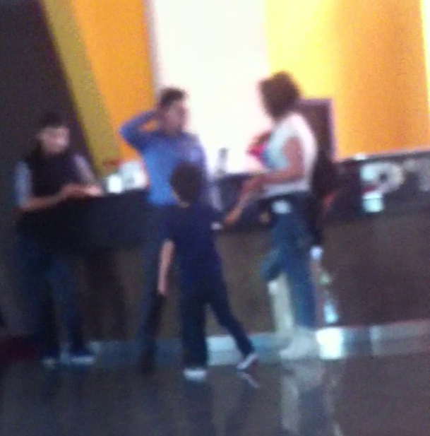 Vedeta Tv si patronul hotelului au stat de vorba in hol