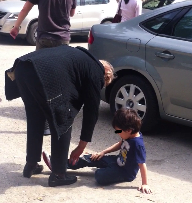 La un moment dat, baiatul cel mare s-a tavalit pe asfalt sub privirile bunicii