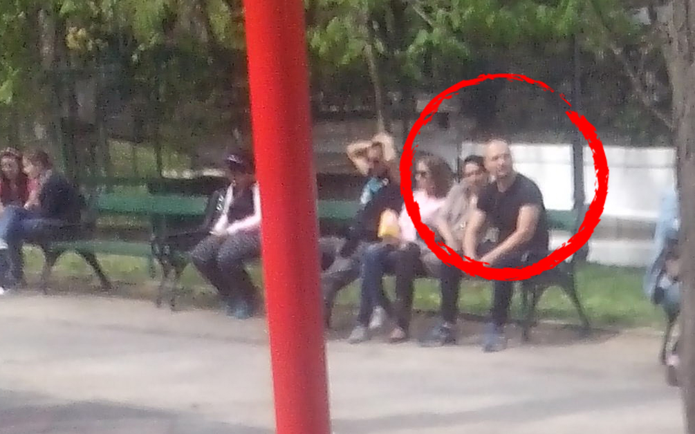 In pauze, Puya statea pe banca cu sotia lui, Melinda