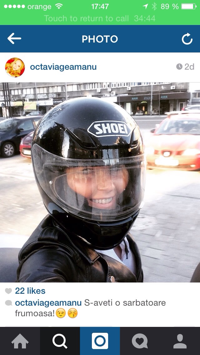 Octavia a postat pe contul sau de instagram o fotografie cu casca primita cadou de la sotul sau
