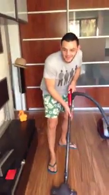 Doru Iuga se descurca la curatenie