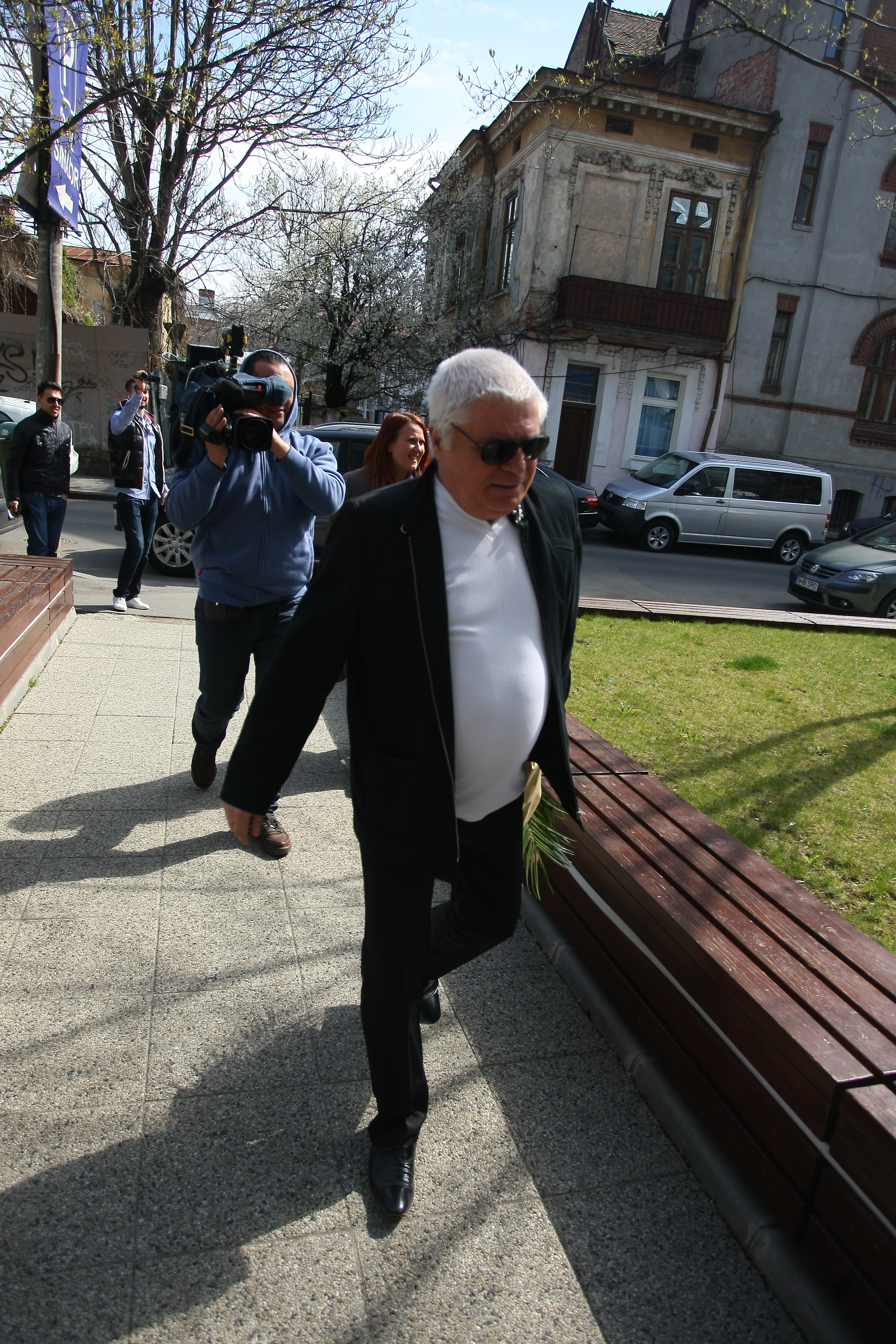 Bunicul de abia asteapta sa-si vada nepotica