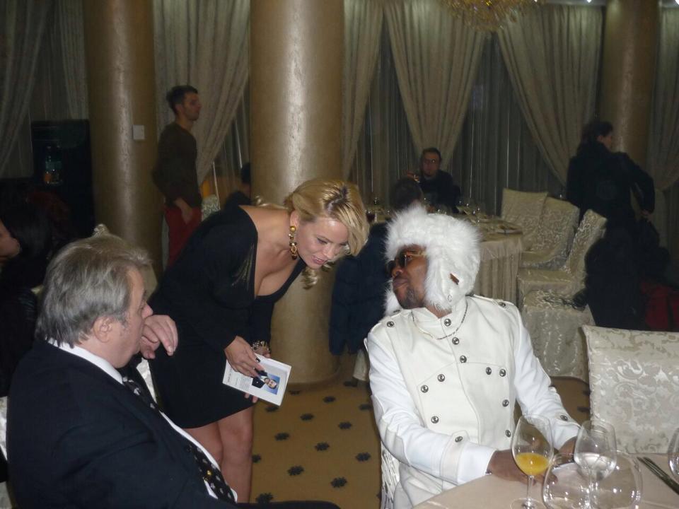 Cand Mariana a vorbit cu cineva de la o alta masa, vadim s-a uitat lung in decolteul ei