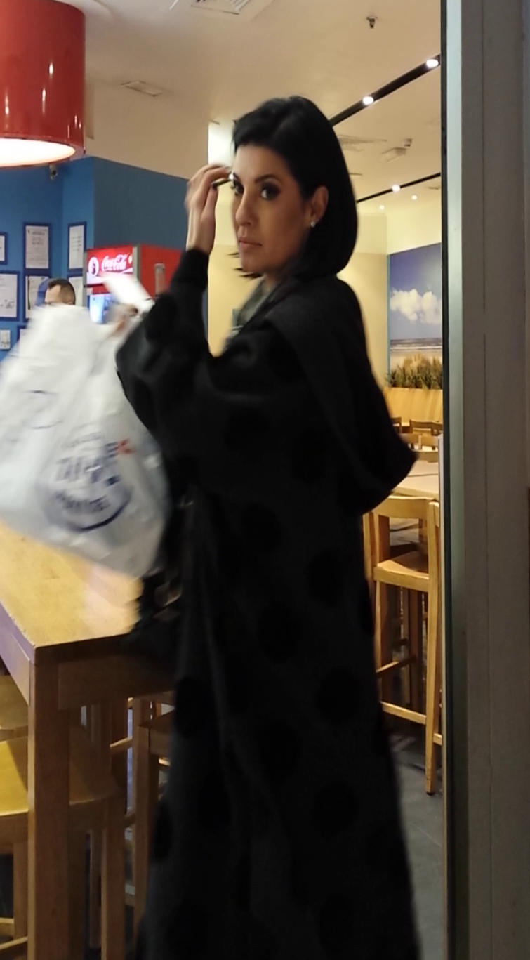 Lavinia a cumparat mancarea si a plecat grabita spre casa