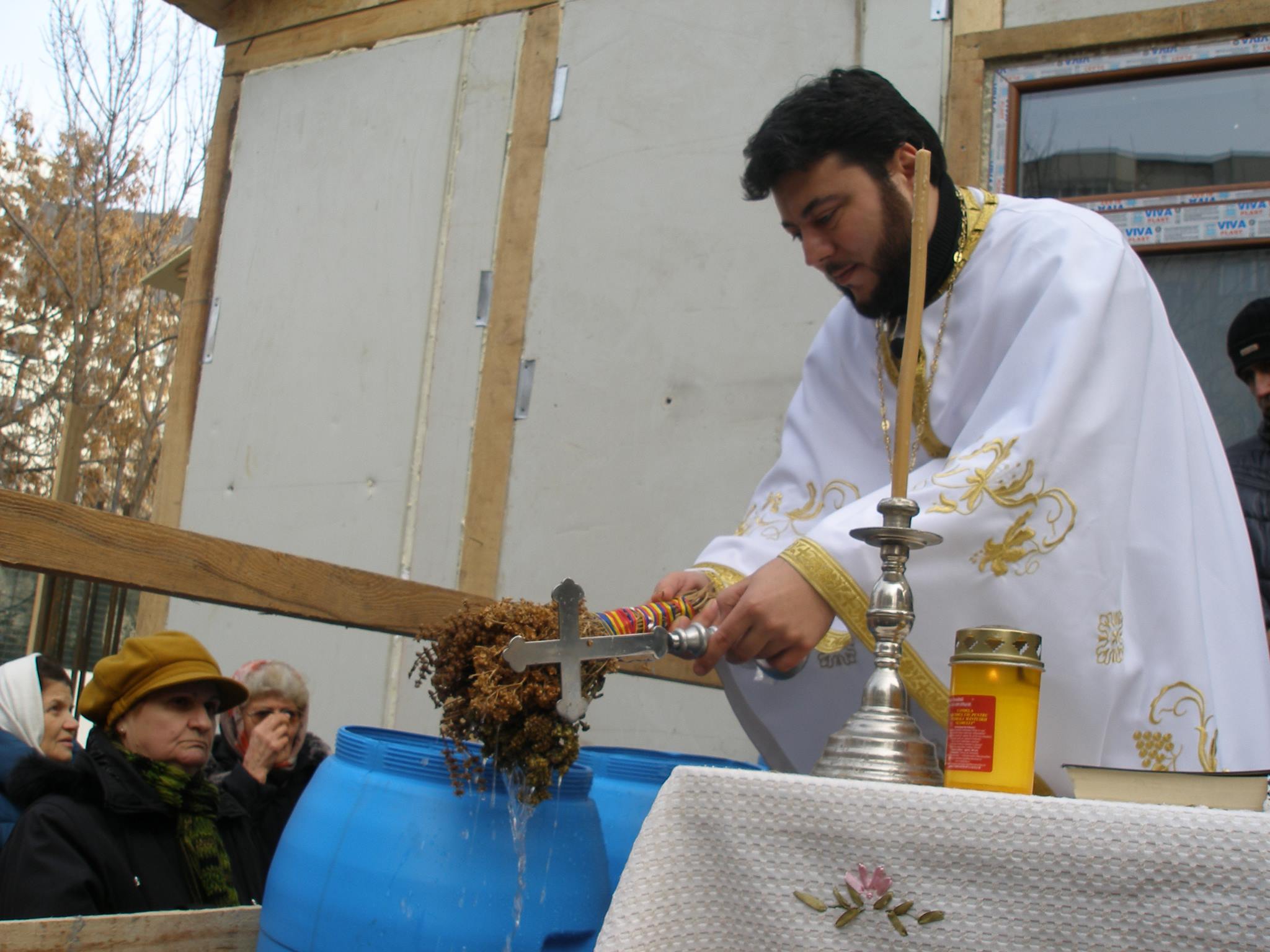 El e preotul dat afara de la Patriarhie, care a participat la funeraliile Marioarei Zavoranu