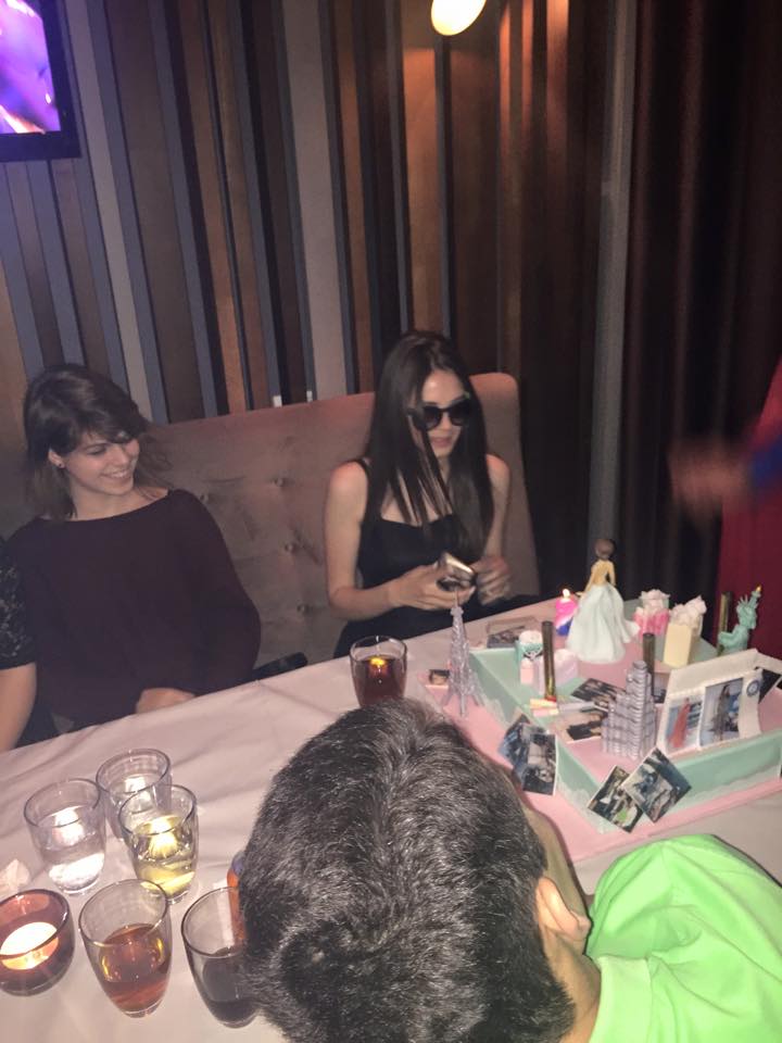 Ana a venit la petrecerea ei aniversara cu ochelari la ochi