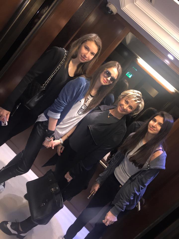 Anamaria nu renunta la ochelari nici macar noaptea