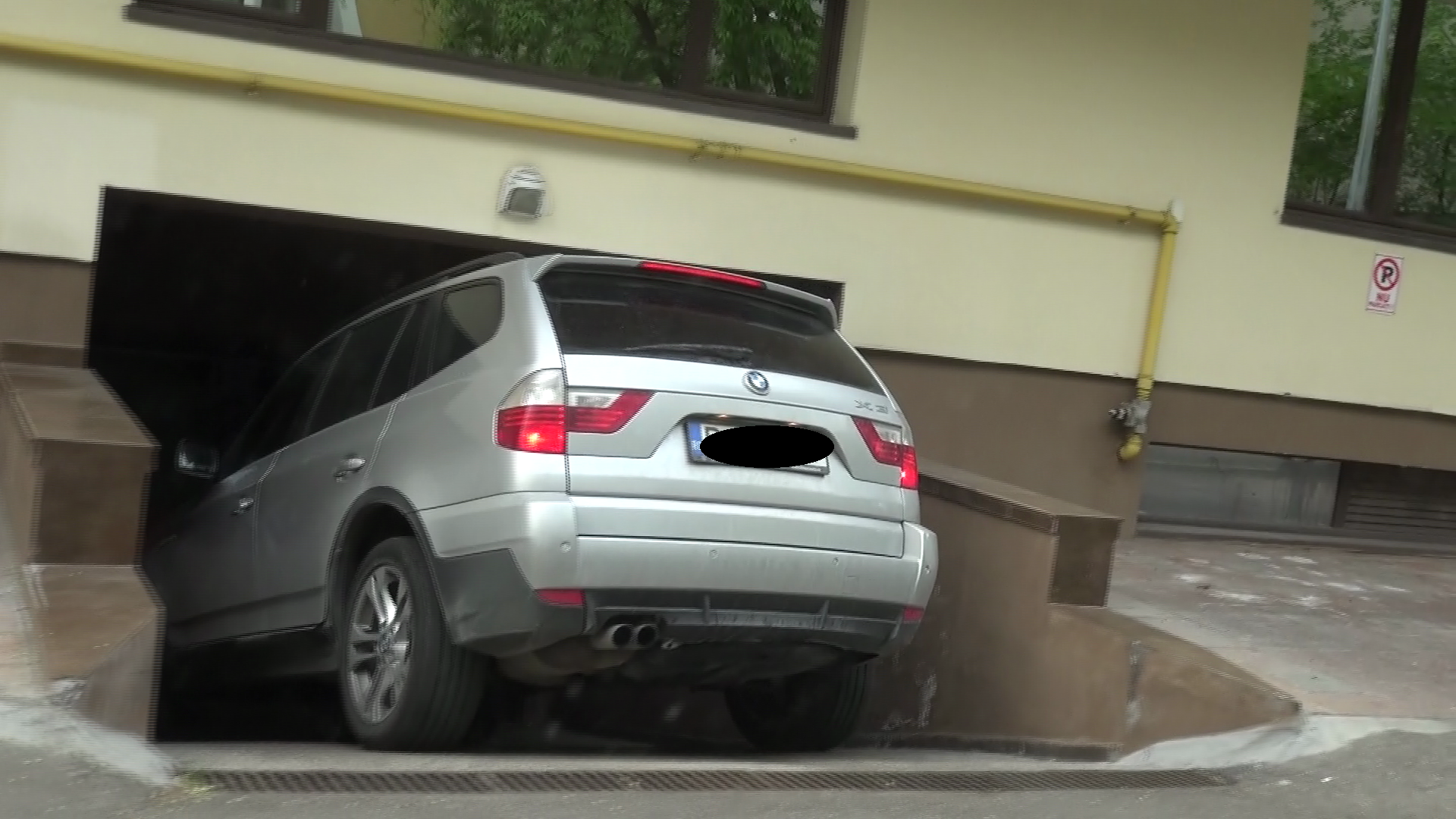 Gina are locul ei de parcare acasa la iubitul ei