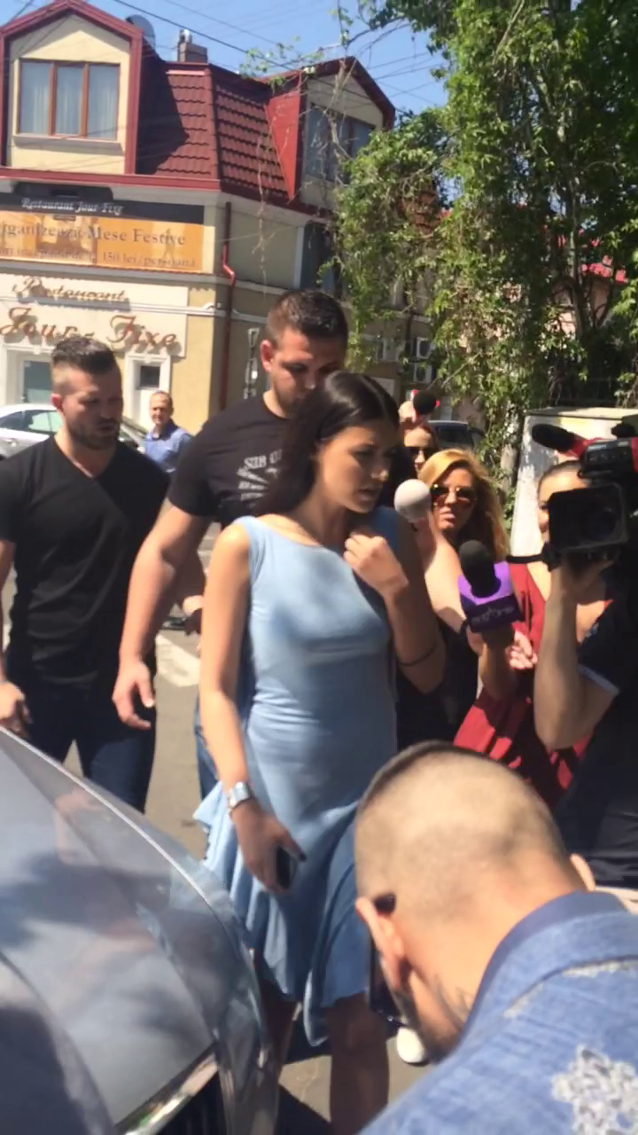 Imediat ce a ajuns, Antonia a fost asaltata de reporteri