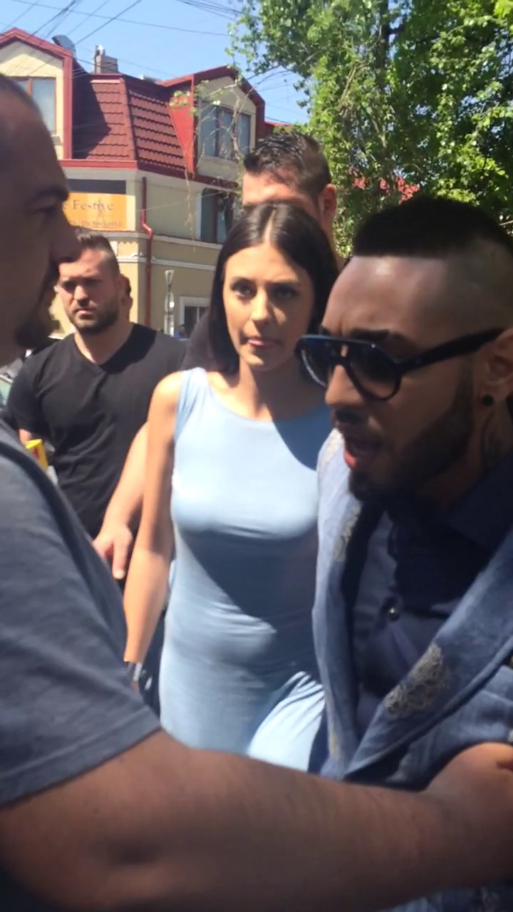 Alex a incercat sa isi scoata iubita din multime, enervandu-se teribil