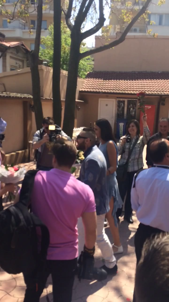 La iesirea de la starea civila, Alex si Antonia au cantat