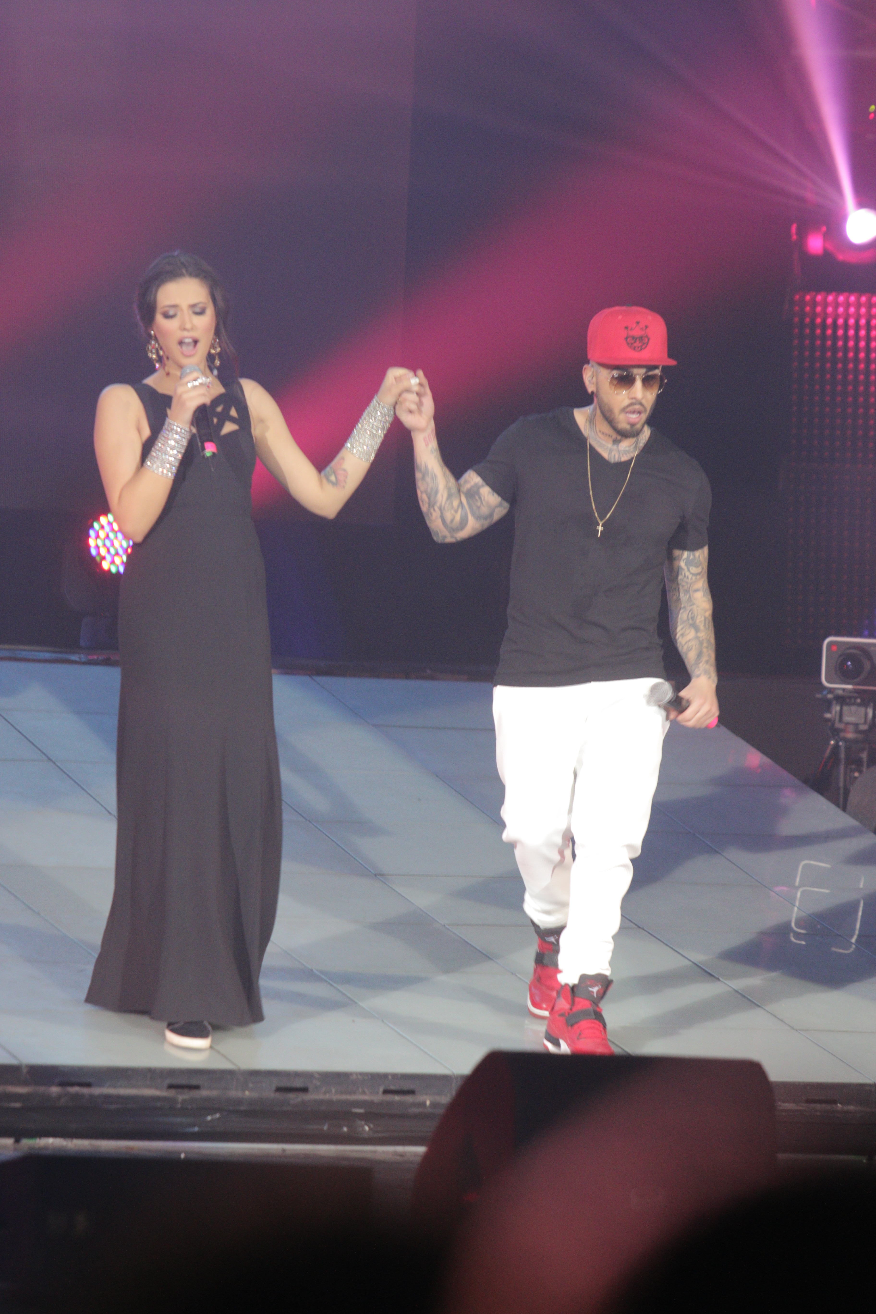 Antonia se incalta numai cu pantofi sport de la inceputul relatiei cu Velea