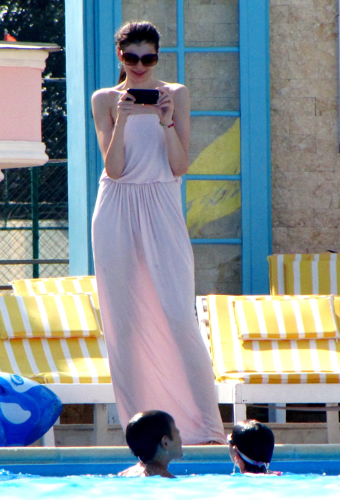 Moni e atat de conservatoare acum incat sta imbracata si la plaja