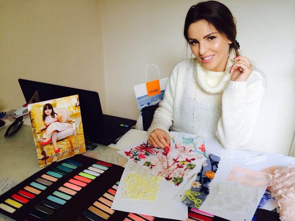 Denisa a creat singura modelele rochitelor