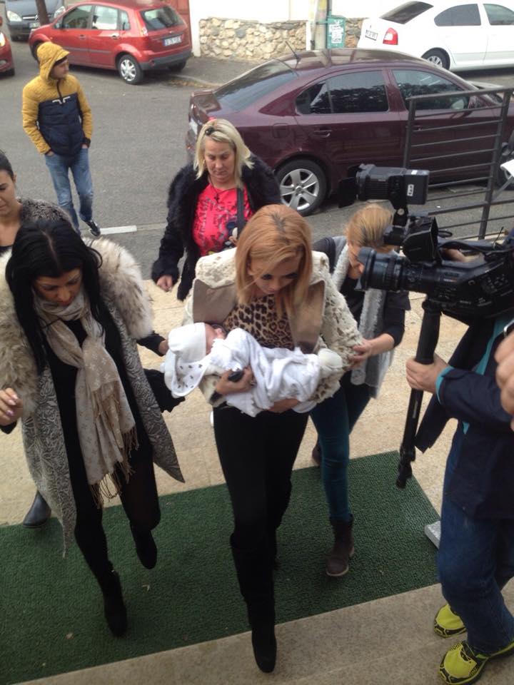 Iubita lui Guta a venit la biserica insotia de prietena ei