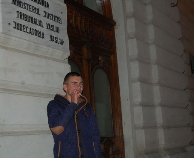 El este Silviu Burada, cel care a luat-o pe fata din statia de autobuz, apoi si-a chemat prietenii pentru a participa la viol