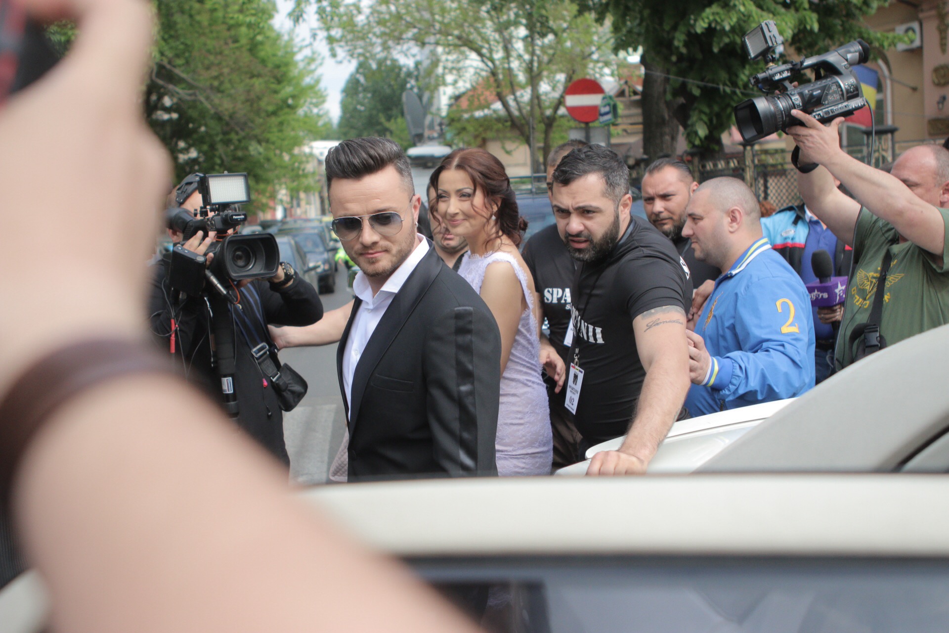 Gabi si Tavi au iesit de la Starea Civila flancati de bodyguarzi