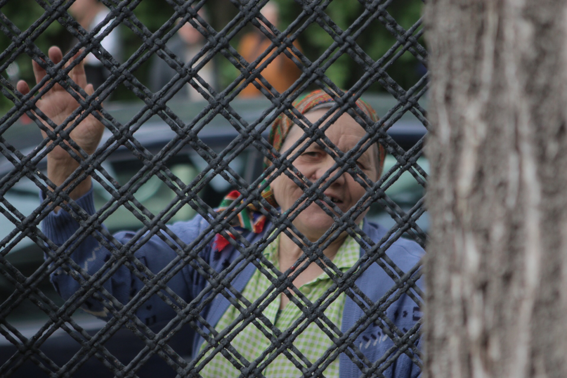 Multi gura-casca s-au adunat la poarta Starii Civile