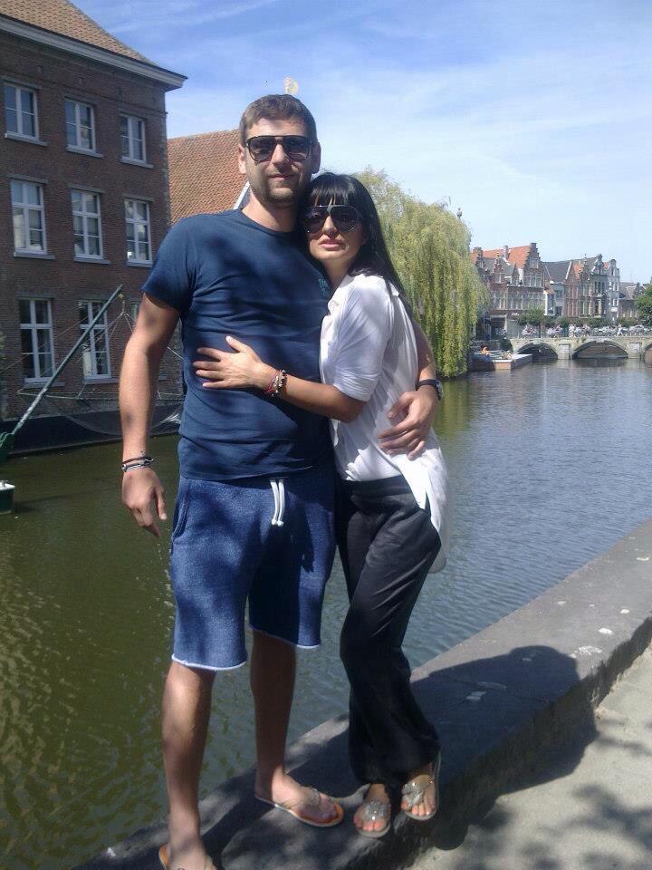 Ei sunt prietenii Roxanei Dobre care s-au mutat in vila manelistului