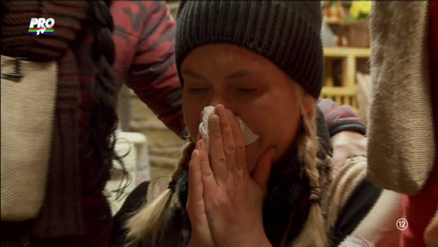 Vica a inceput sa planga de durere