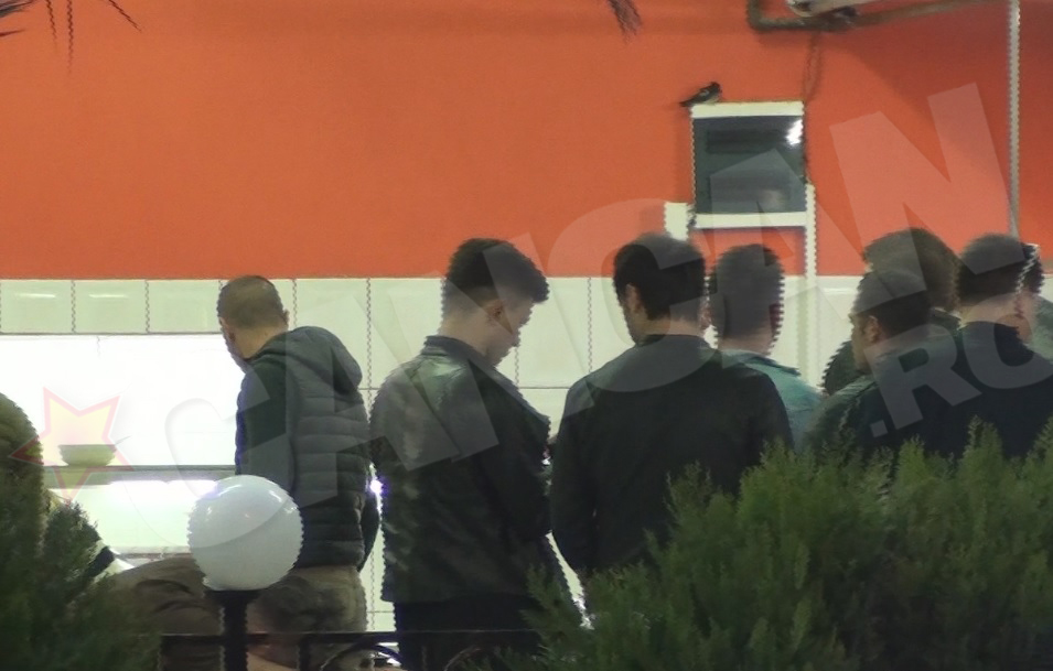 Dima Trofim (foto dreapta) asteapta la impinge tava