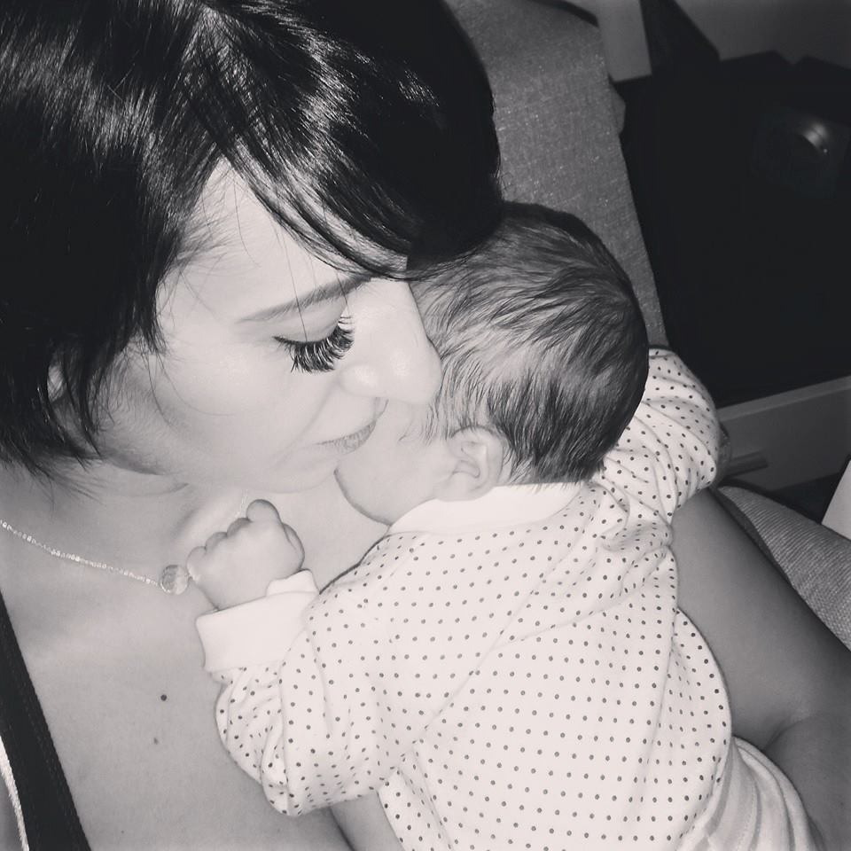 Giulia e foarte grijulie cu baietelul ei